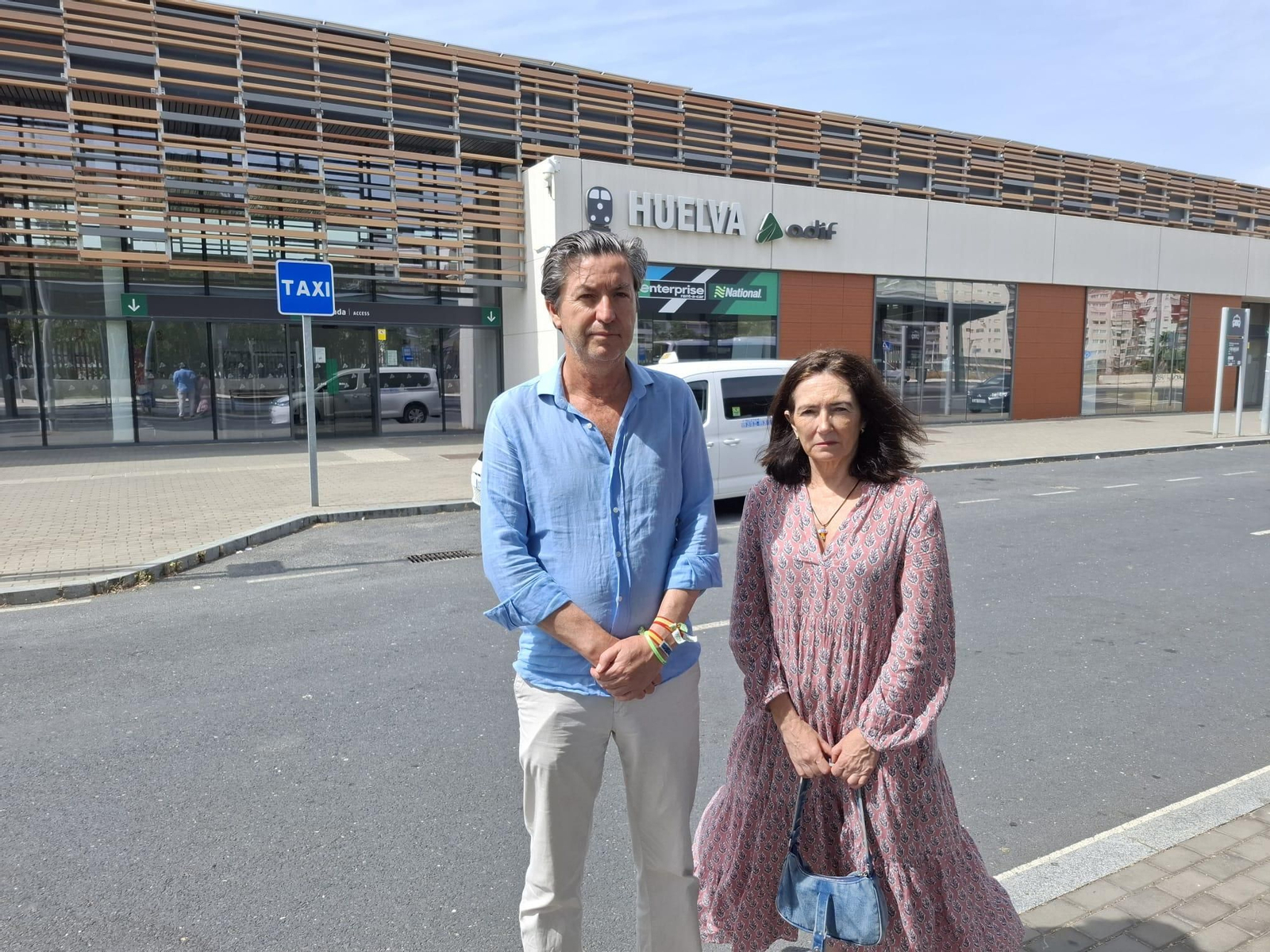 Wenceslao Font y María Zambrano frente a la estación de tren de Huelva.