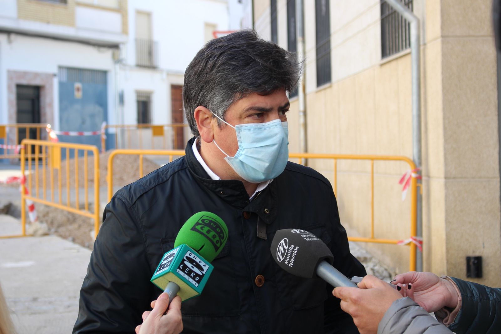 El alcalde de Montilla, Rafael Llamas, informa de las obras.