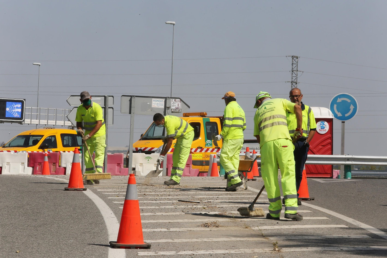 Trabajadores repasan las señales horizontales de la autovía de Arcos en las inmediaciones del circuito.