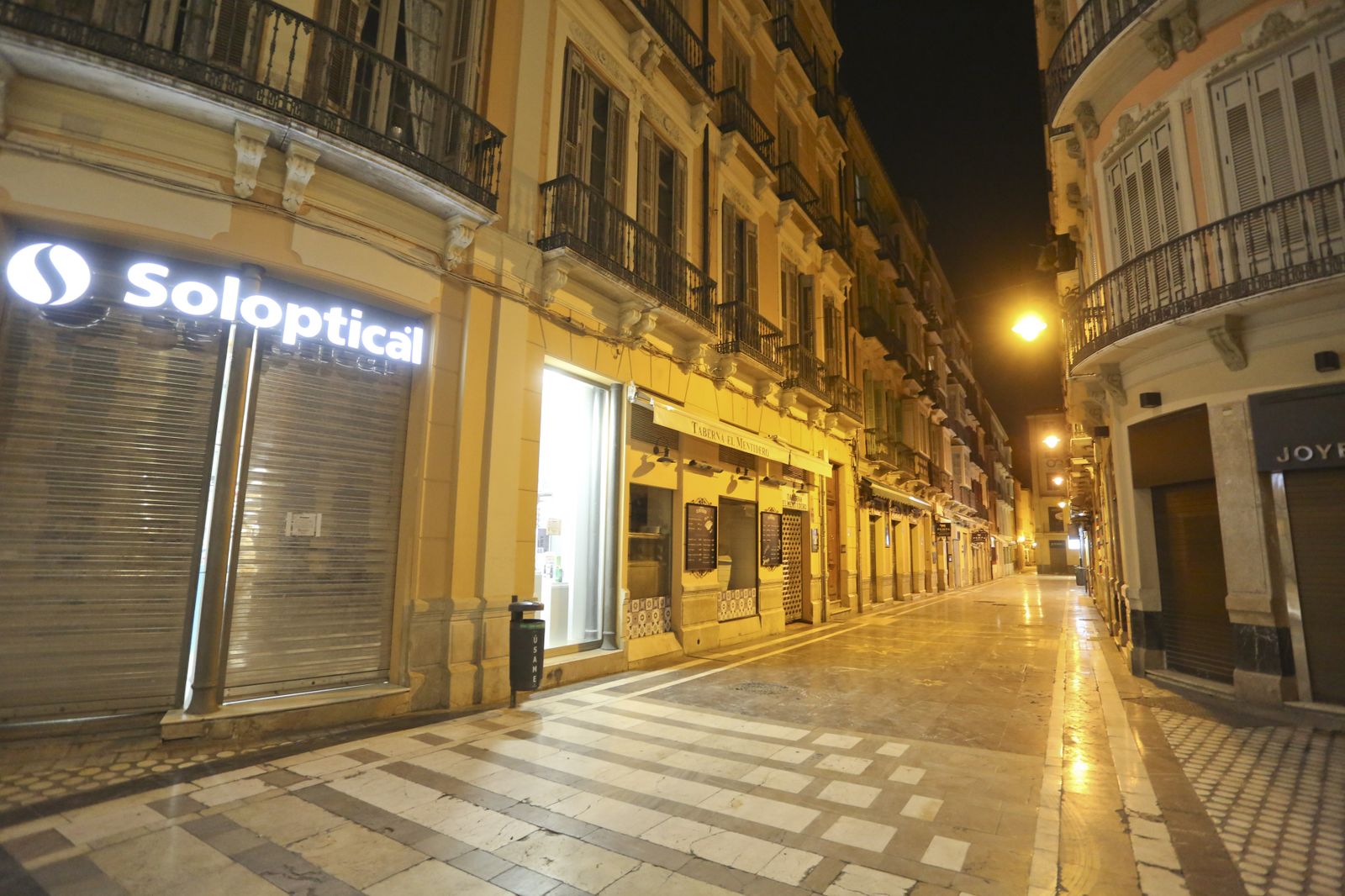 El coronavirus dibuja una noche desierta en el centro de Málaga, en fotos
