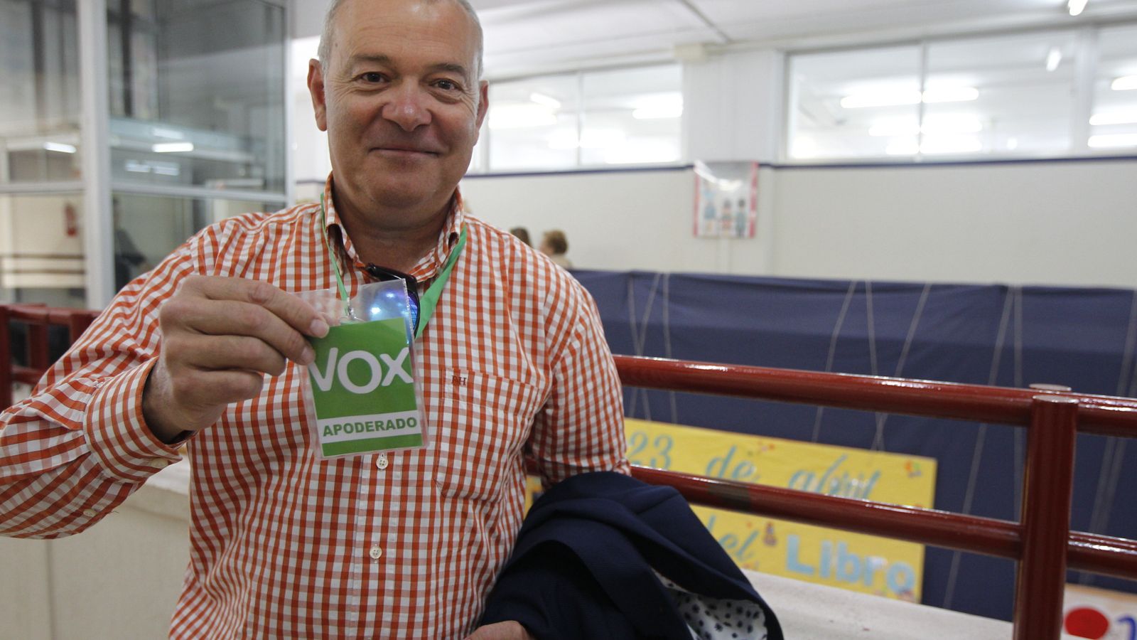 Uno de los apoderados de Vox en un colegio de la capital almeriense