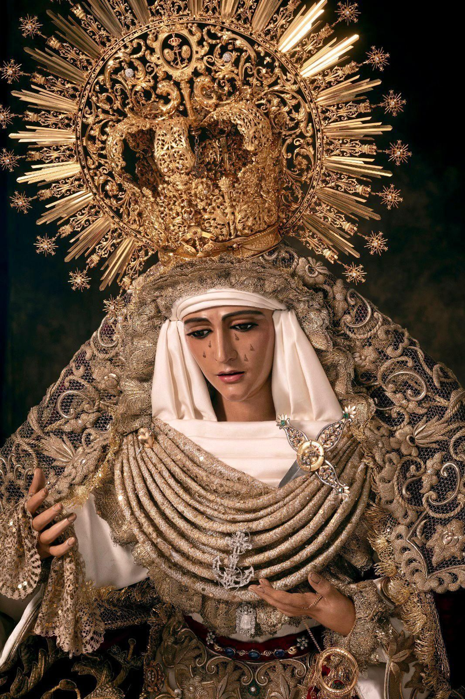 Las primeras imágenes de la reposición al culto de la Esperanza de Triana