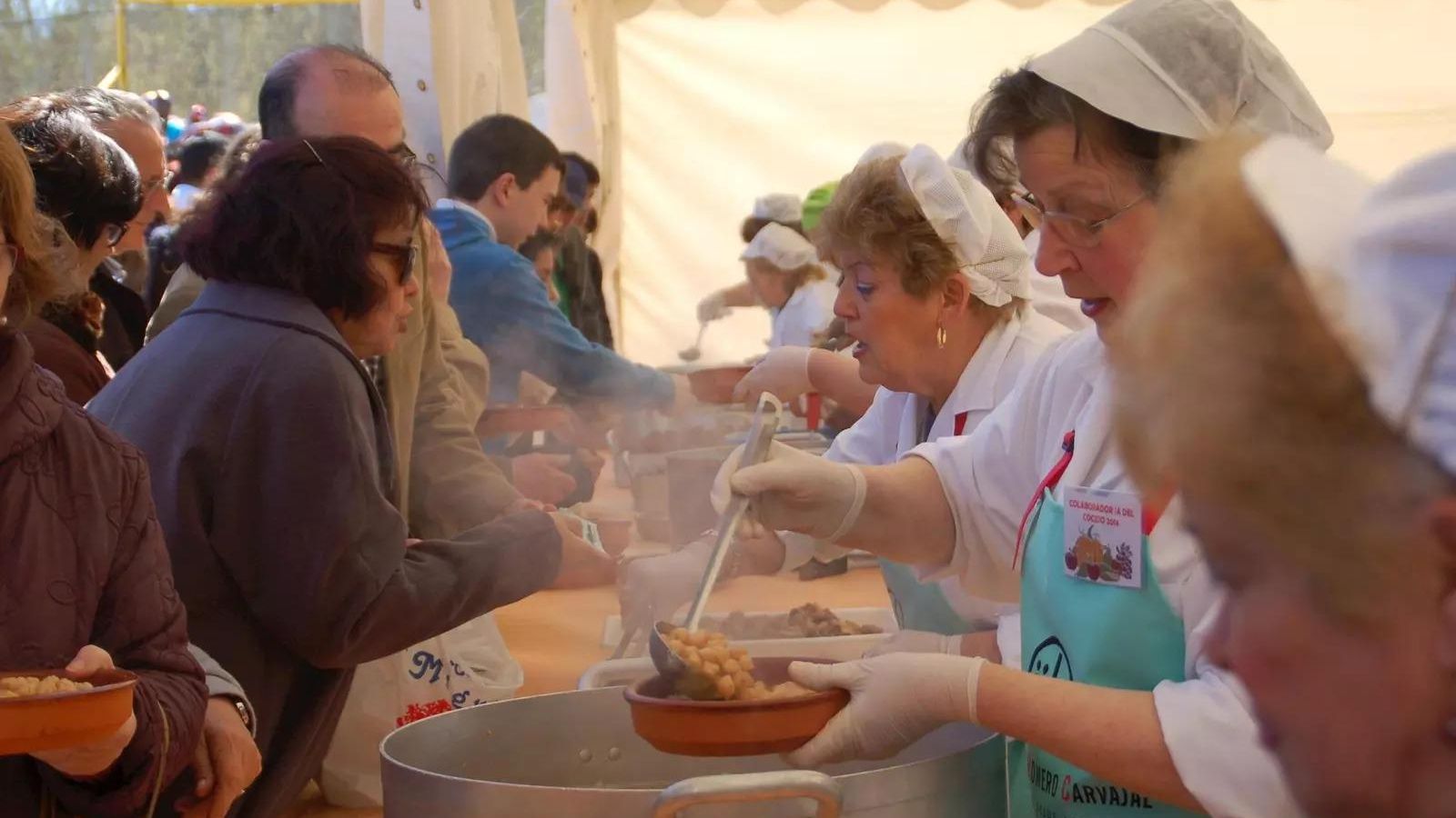 Personas degustando el cocido.