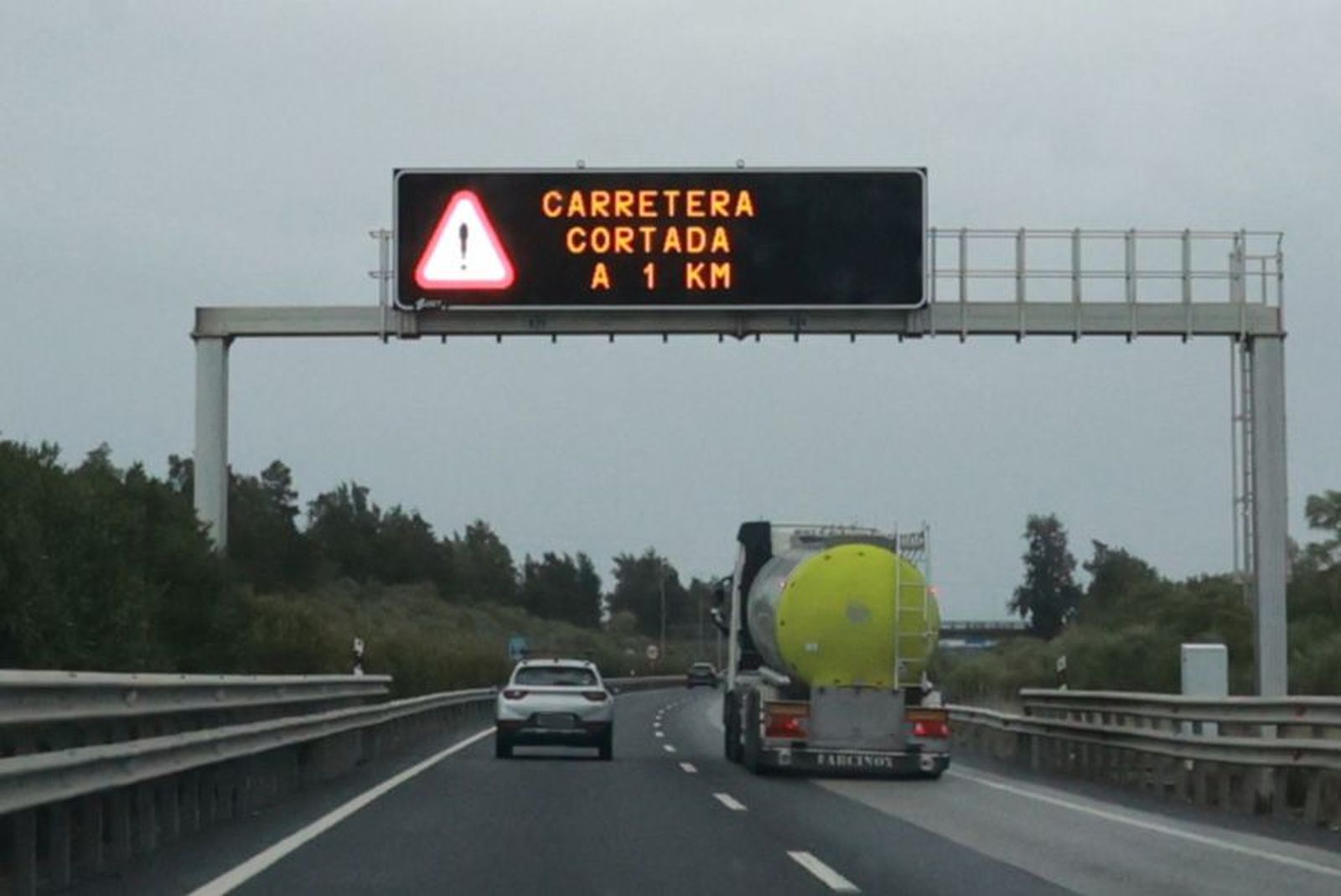 Anuncio en los paneles de la DGT del corte de la AP-4