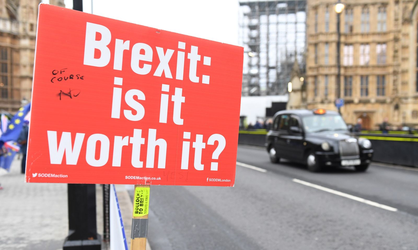 "¿Merece la pena el Brexit?", se pregunta una pancarta en Londres