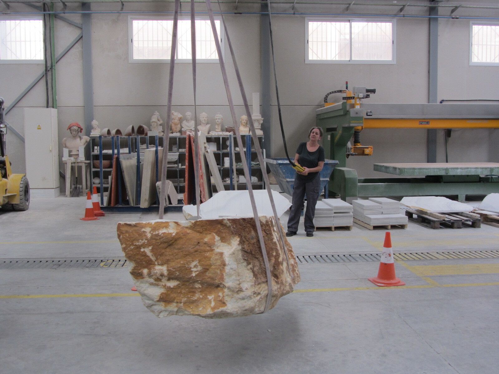Alumna en prácticas en el taller de mármol
