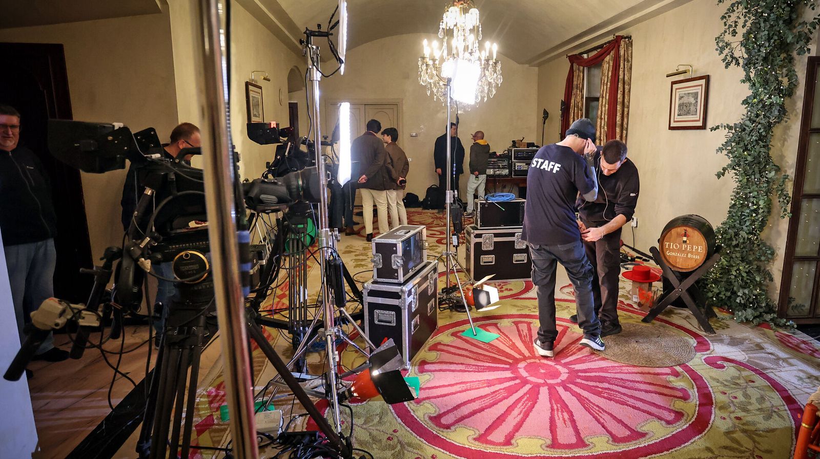 Preparativos ayer en el Ayuntamiento para la retransmisión de Canal Sur de esta noche.