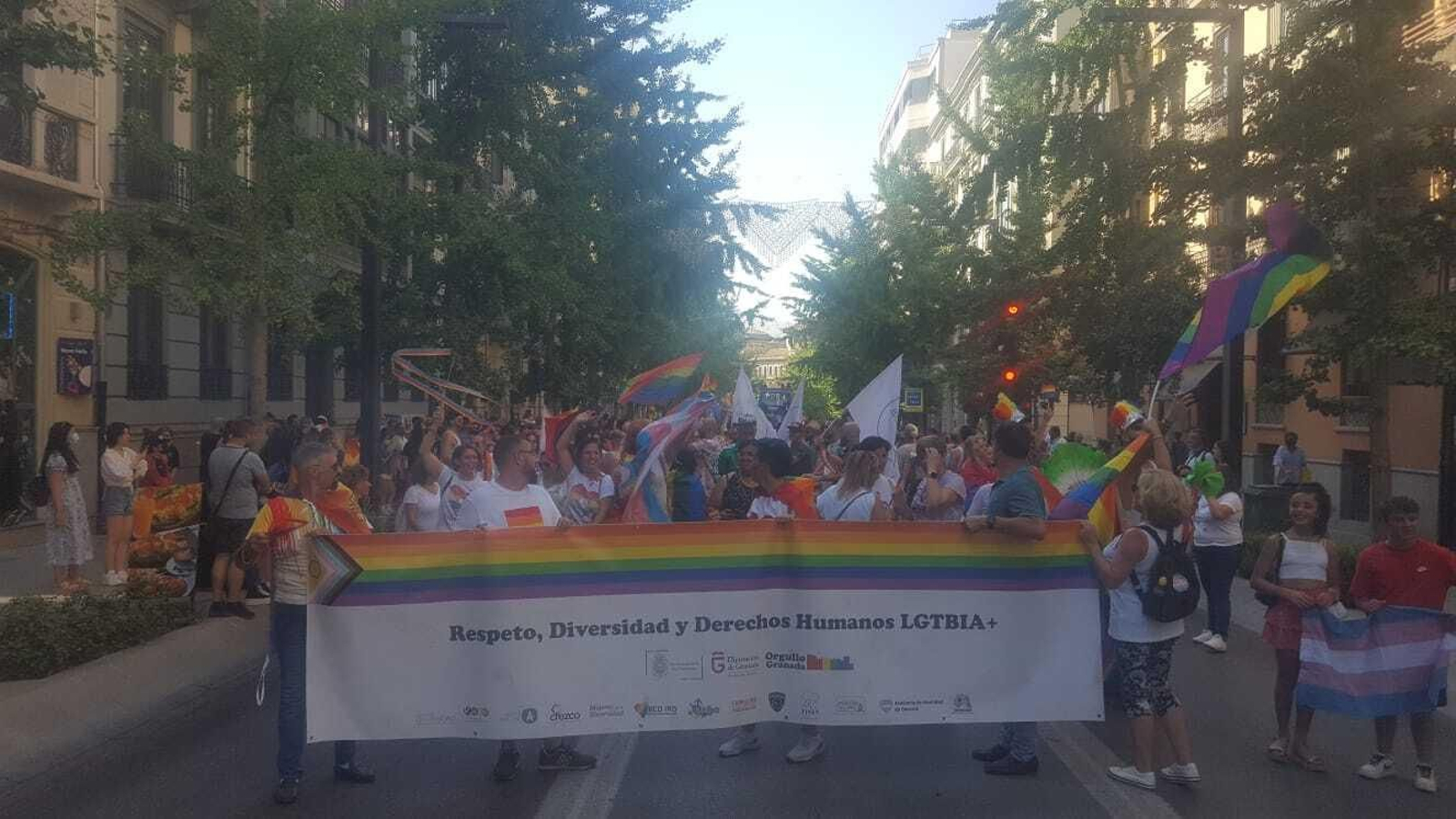 Así está siendo la marcha del Orgullo de Granada: música, color, buen ambiente y diversidad