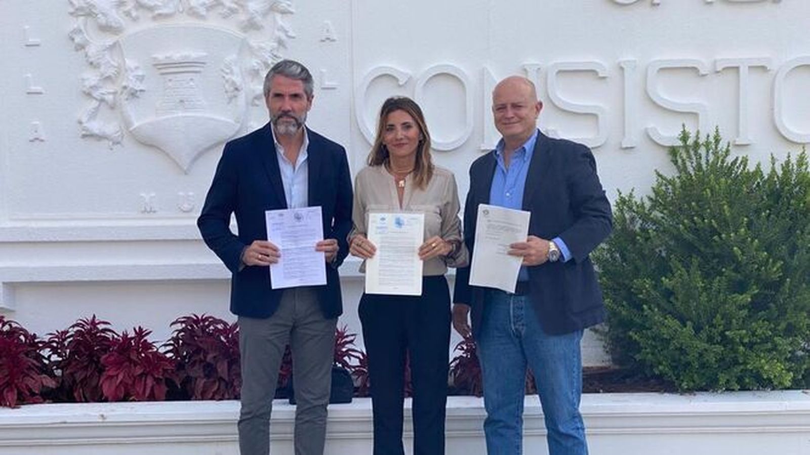 Ana Mata (PP), que será la alcaldesa de Mijas, flanqueada por el edil de Por Mi Pueblo, Juan Carlos Maldonado, y el representante de Vox, Juan Carlos Cuevas.