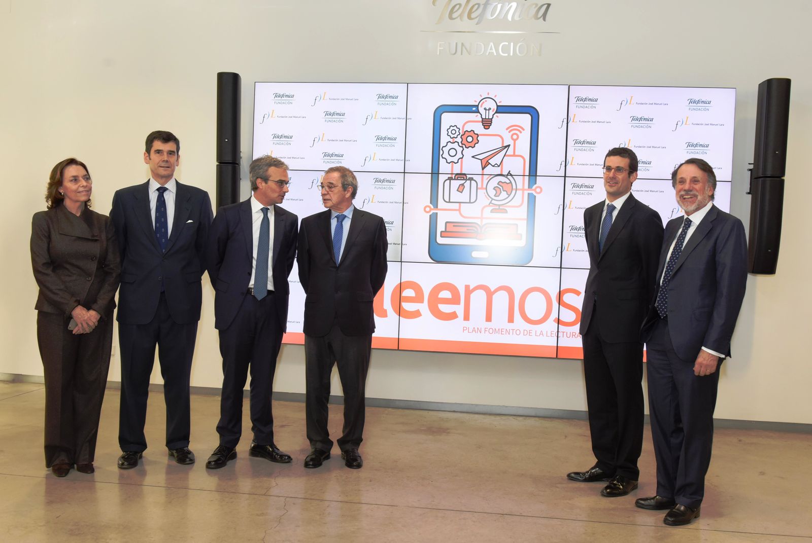 José Manuel Lara García y César Alierta, en el centro, ayer con otros miembros de sus respectivas fundaciones.