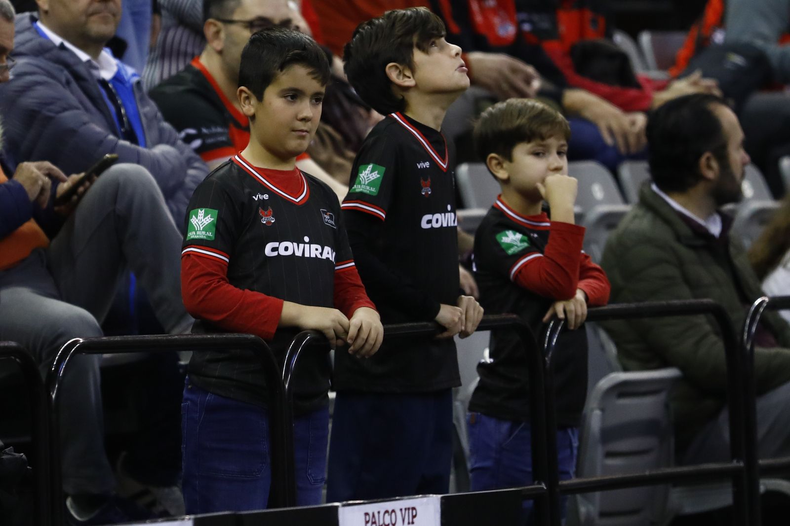 Encuéntrate en la grada del Palacio en el Covirán - Obradoiro