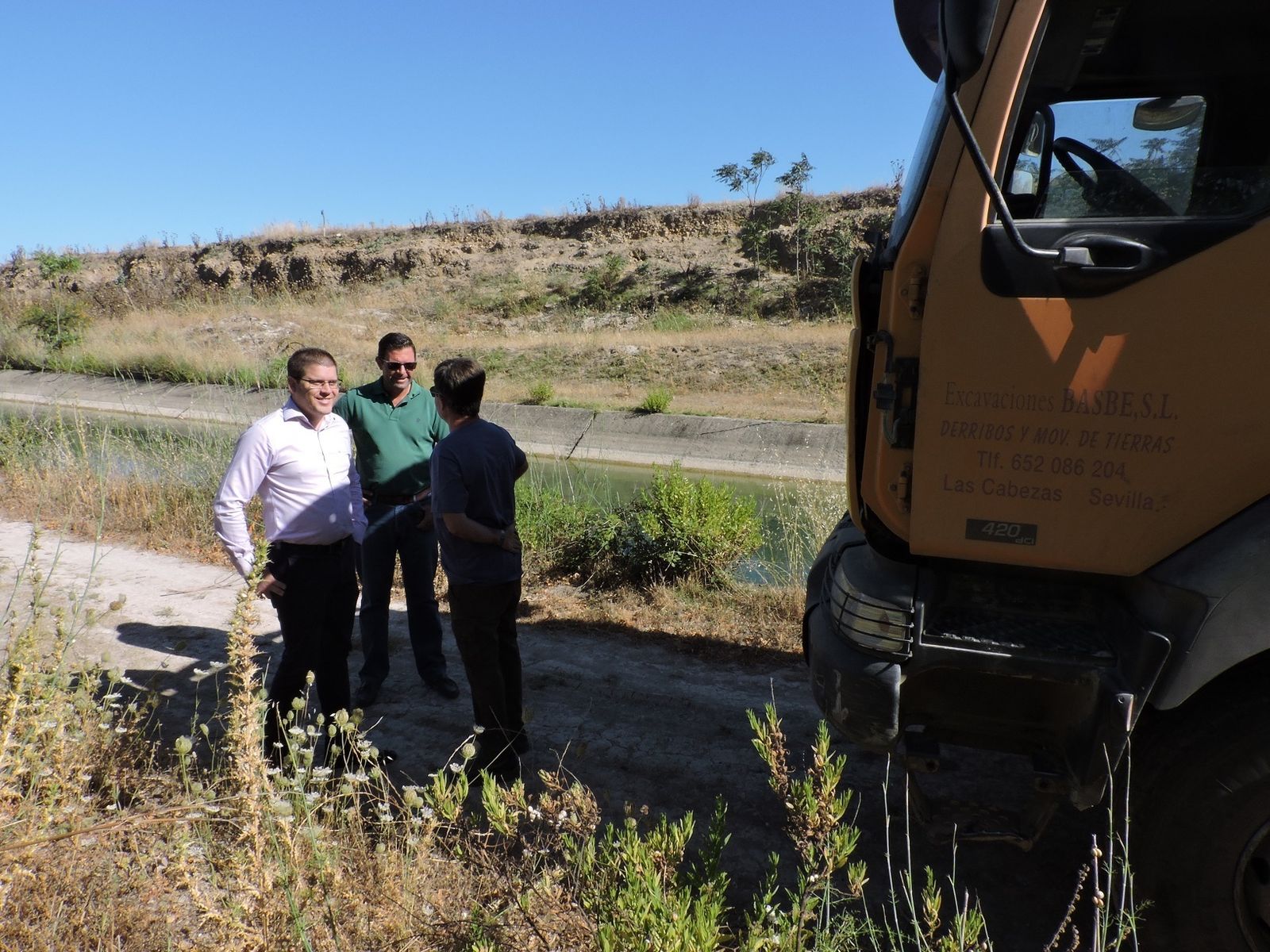 El delegado municipal de Urbanismo inspecciona la zona.