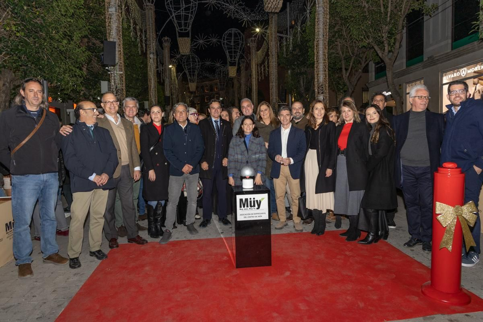 Jaén enciende su Navidad con sus habitantes echados a la calle