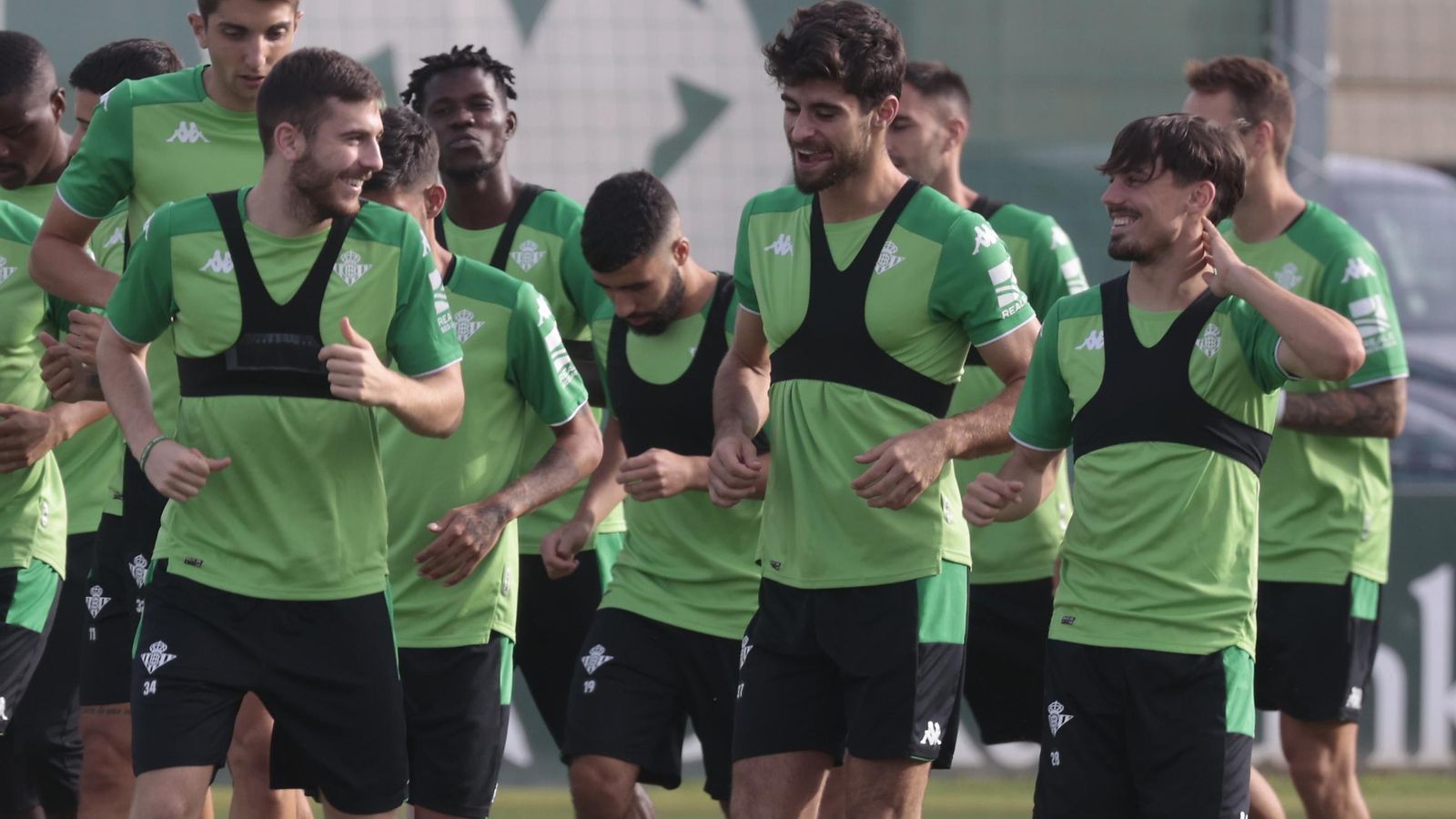 Rodri bromea con sus compañeros en el calentamiento.