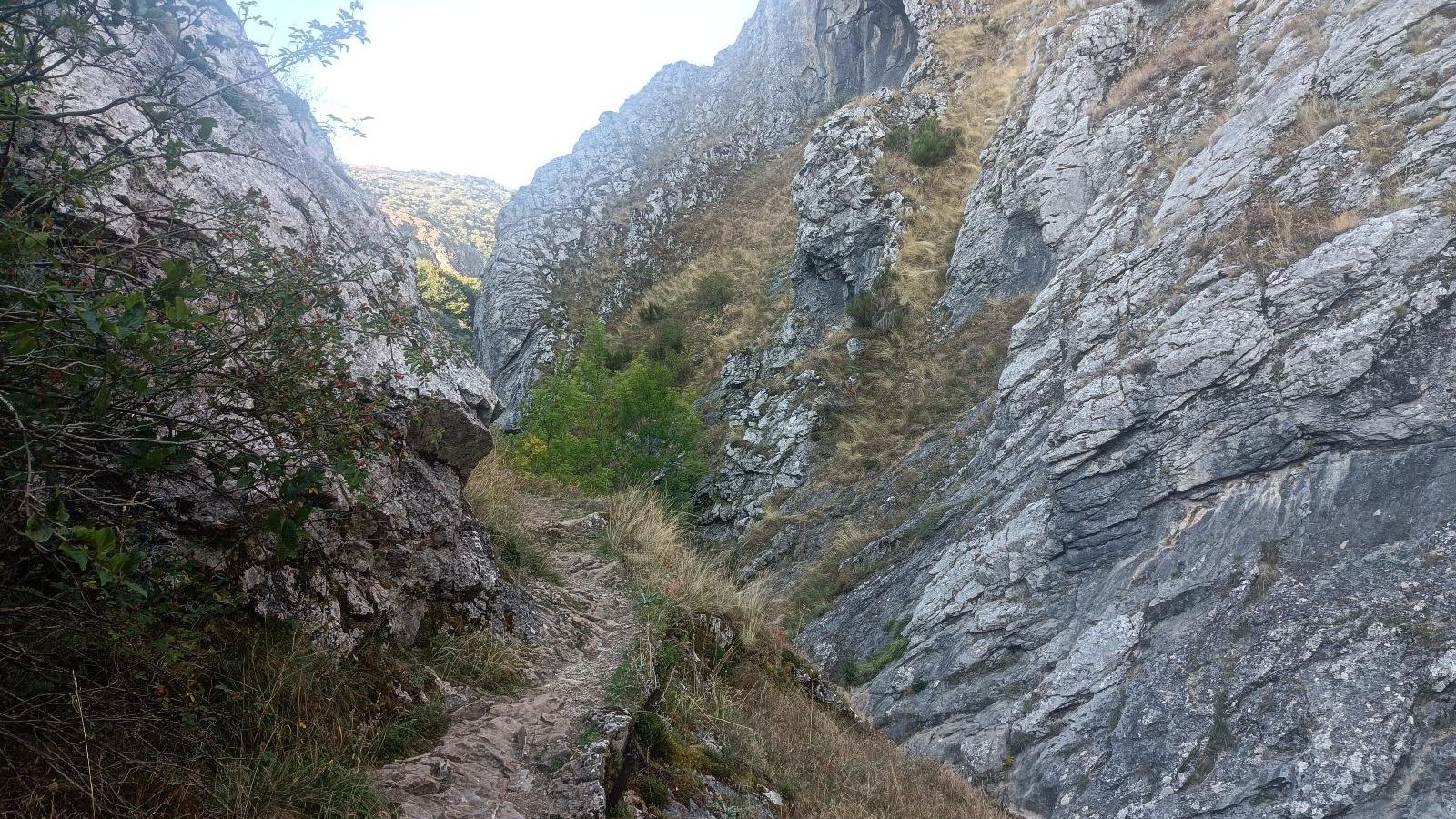 Algunos tramos por el desfiladero son muy estrechos.