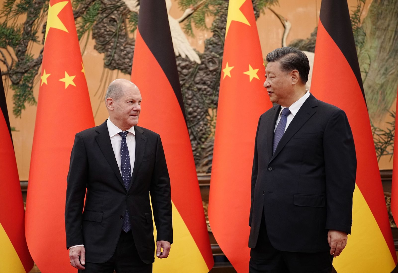 El canciller alemán, Olaf Scholz (izq.), es recibido por el presidente chino, Xi Jinping, en Pekín.