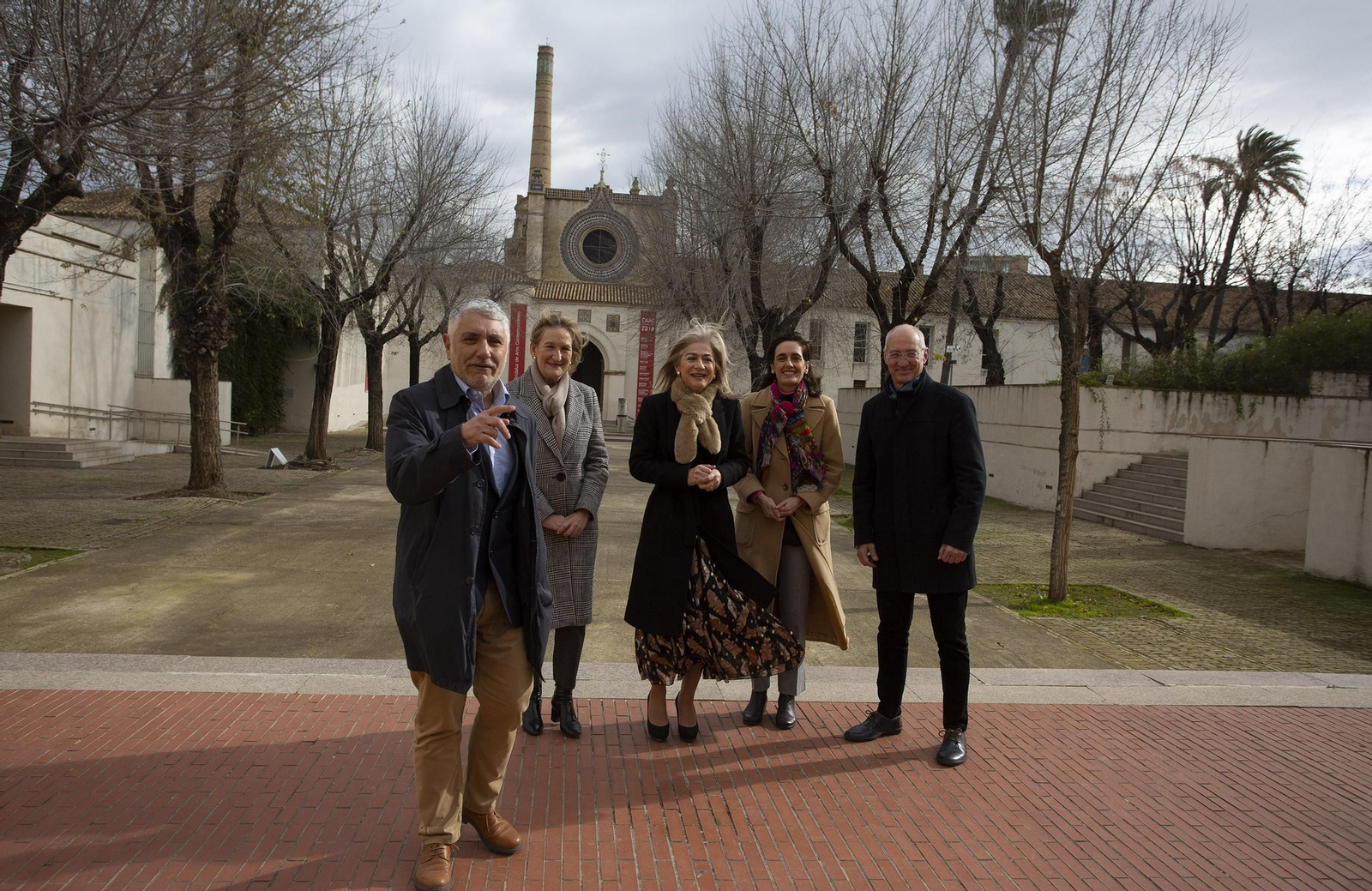 Juan Antonio Álvarez Reyes, con la consejera Patricia del Pozo y parte de su equipo y el arquitecto Fernando Visedo (derecha). Juan Antonio Álvarez Reyes, con la consejera Patricia del Pozo y parte de su equipo y el arquitecto Fernando Visedo (derecha).