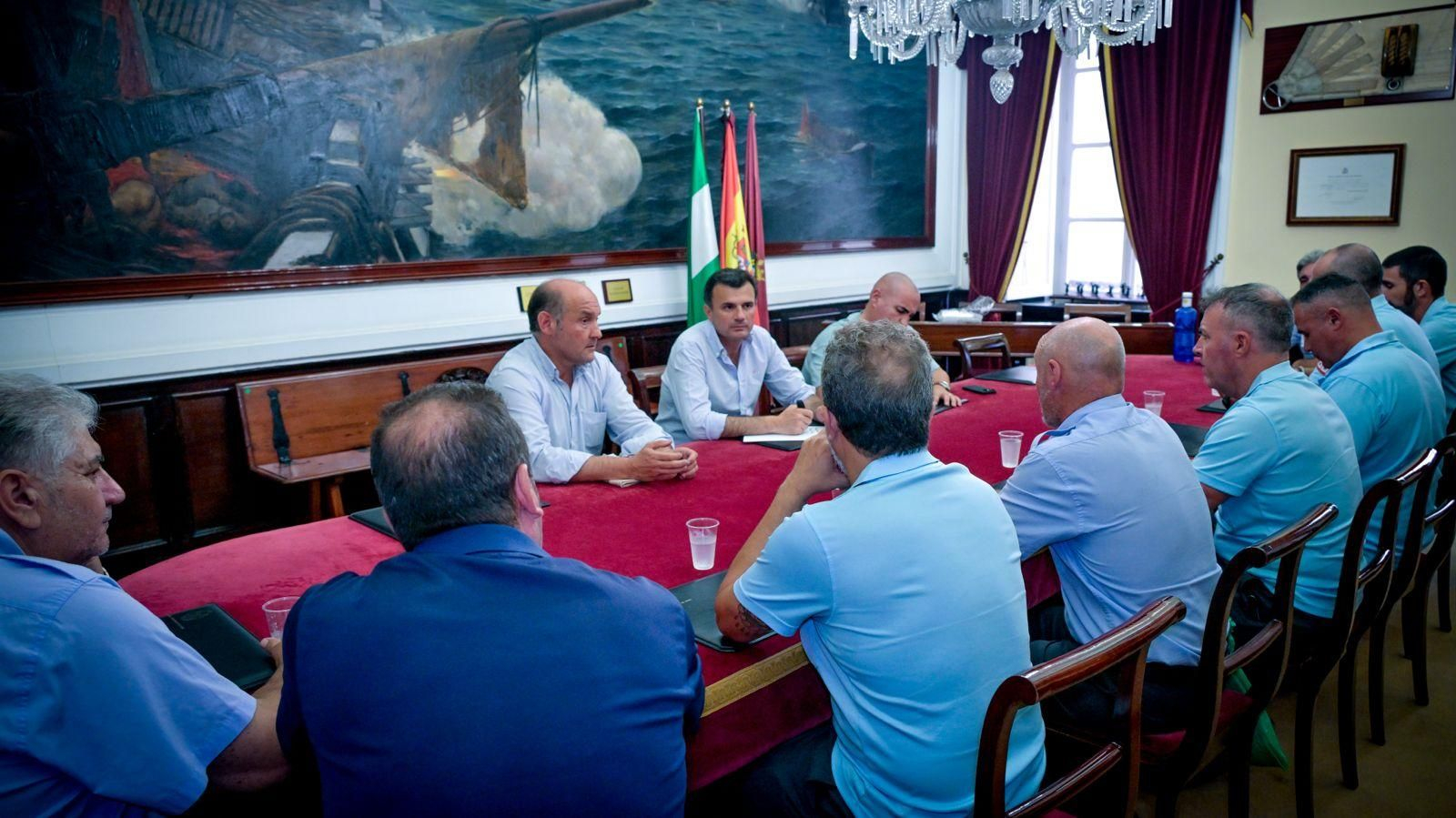 El alcalde de Cádiz y dos de sus concejales, reunidos con repreentantes de los trabajadores de los autobuses urbanos, en huelga indefinida.