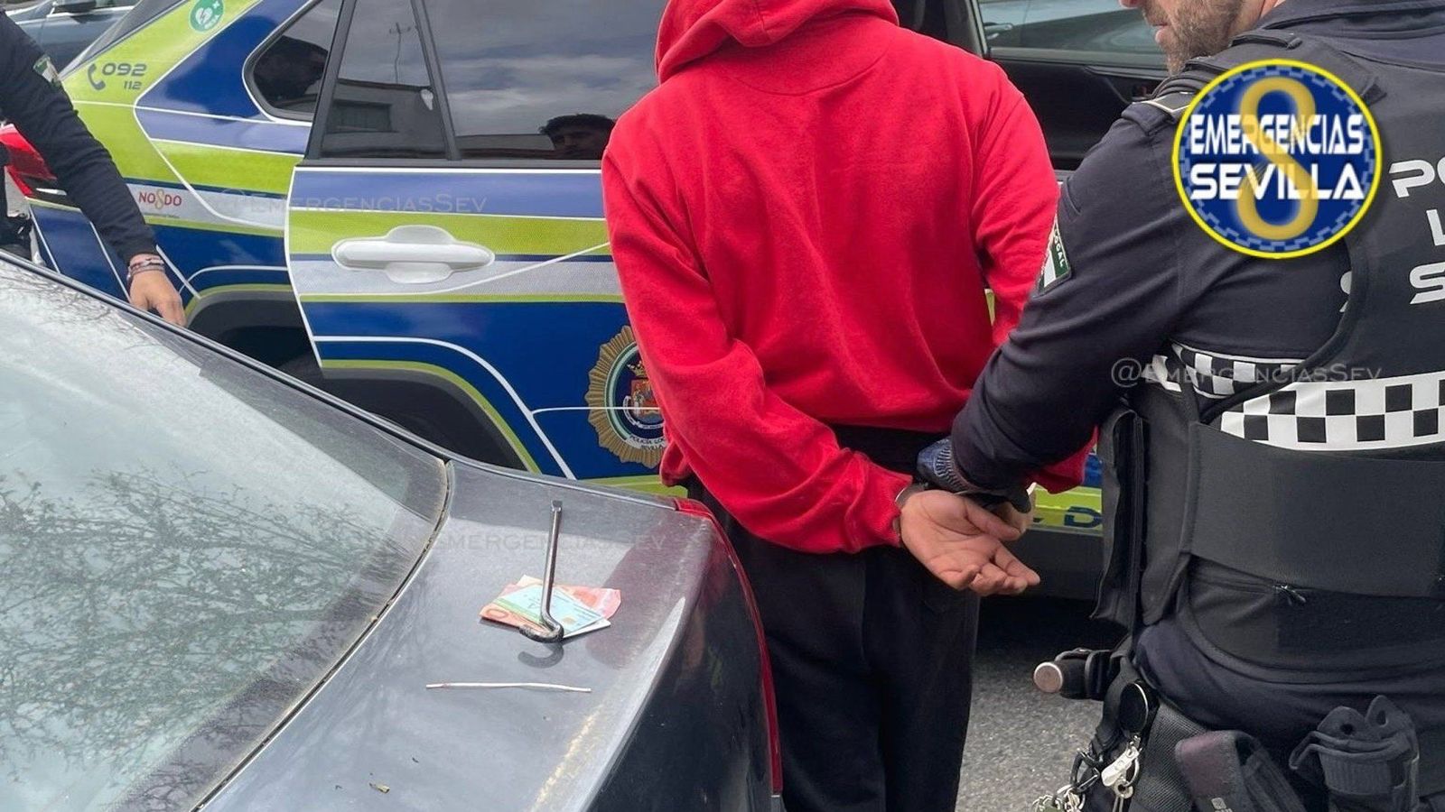 Detenido un joven de 23 años sorprendido cuando robaba en el interior de un coche en el distrito Macarena.