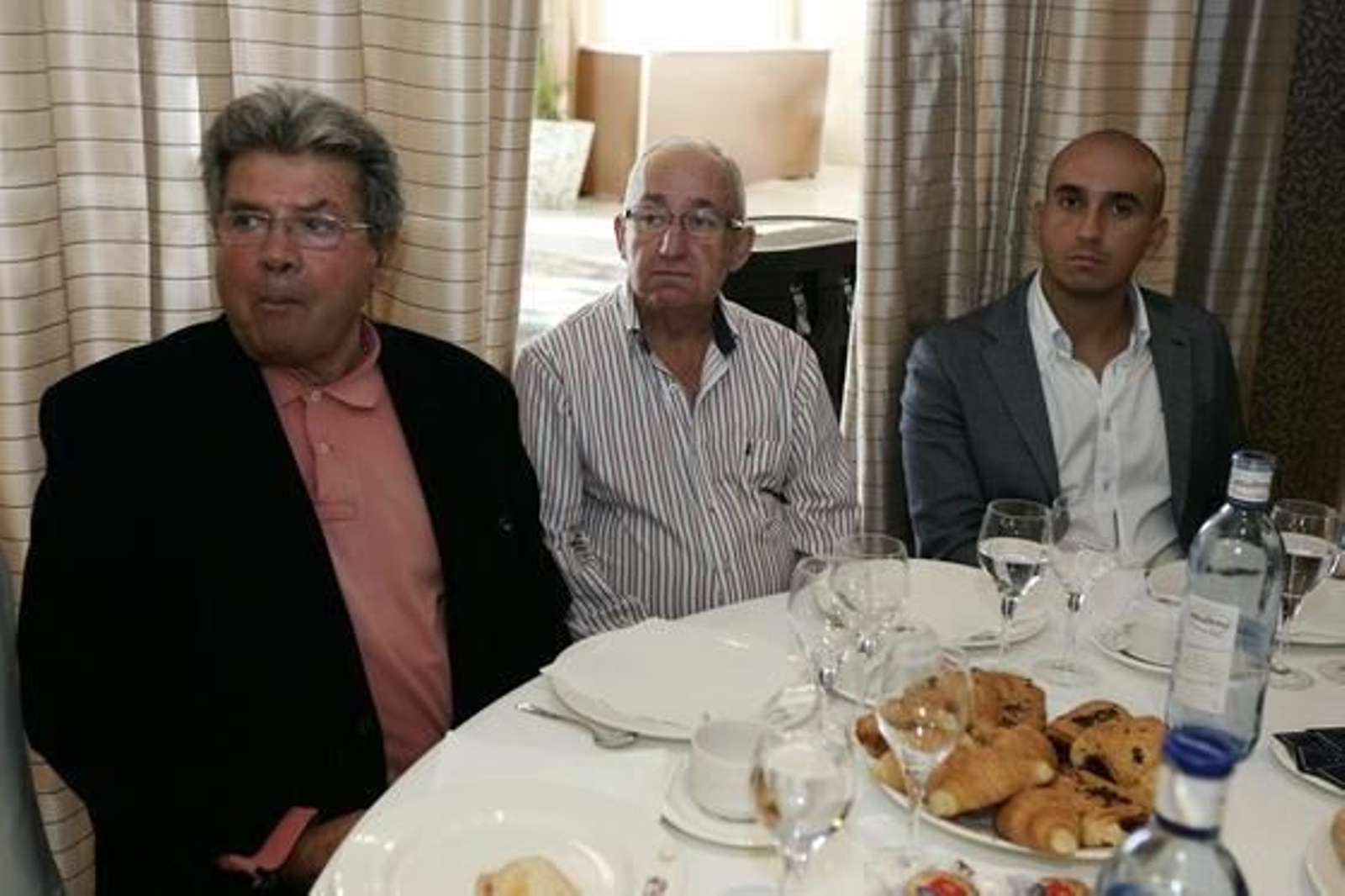 Al acto también asistieron Juan Sánchez Linares, Pedro Arco Torrecillas y Pedro Arco González, clientes del Banco Santander, patrocinador del desayuno informativo

Foto: Rafael G. / Javier Alonso