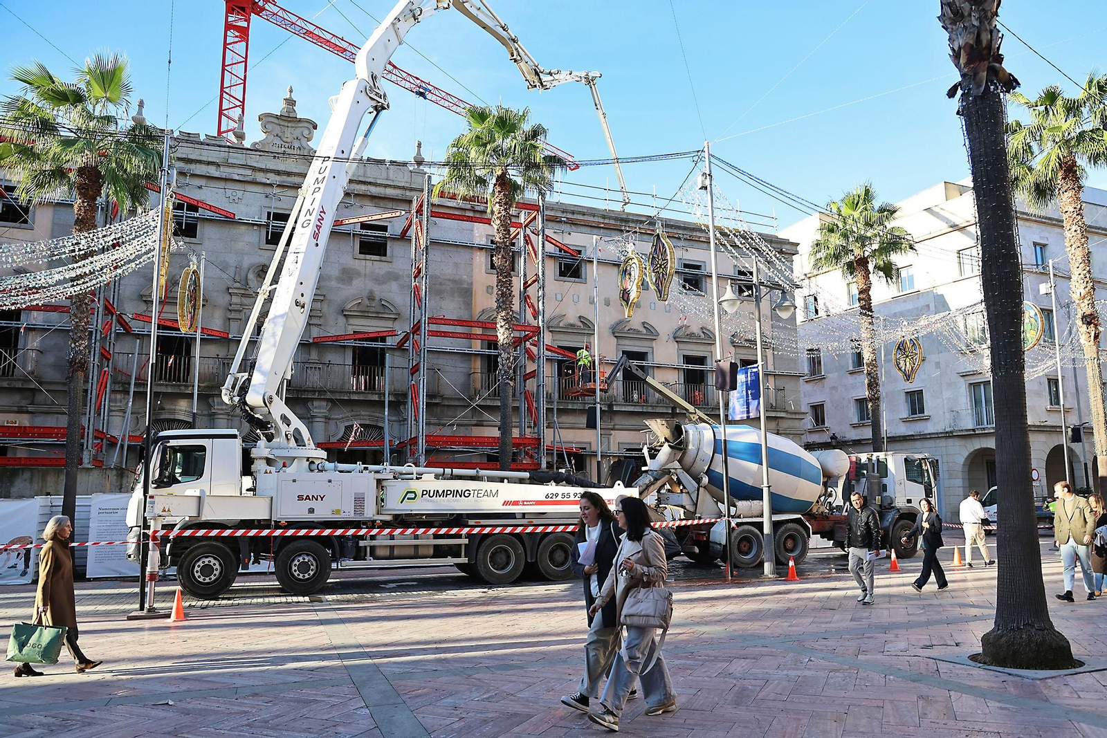 Imágenes de los trabajos para hormigonar y retirar estructuras metálicas del antiguo edificio de Hacienda
