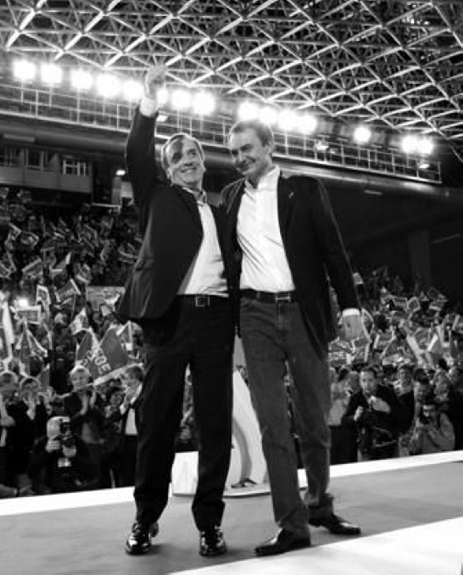 José Antonio Alonso y Rodríguez Zapatero saludan durante el mitin socialista de ayer en León.