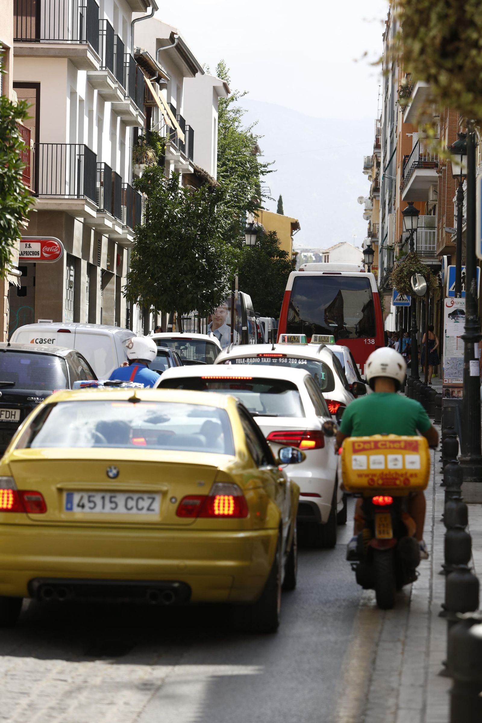 Caravana de coches ayer en el barrio del Realejo.