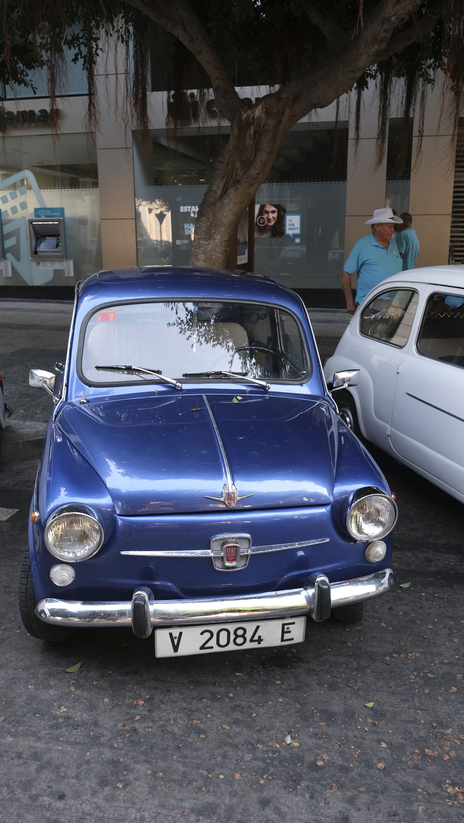 Imágenes de la exposición de Amigos del Seat 600 y Mini Cooper, en la Feria de Almería