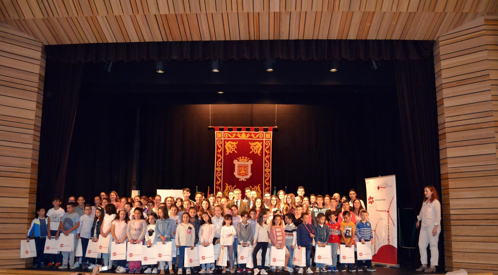 Las instalaciones del teatro municipal acogió la entrega de las becas.
