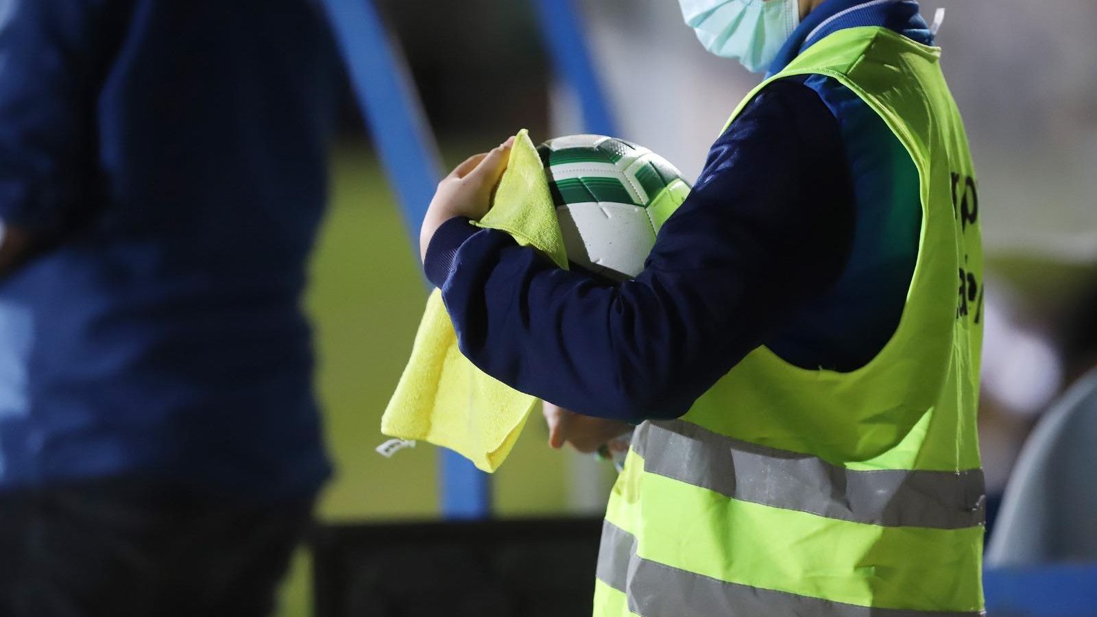 Un recogepelotas desinfecta un balón cumpliendo con el protocolo.