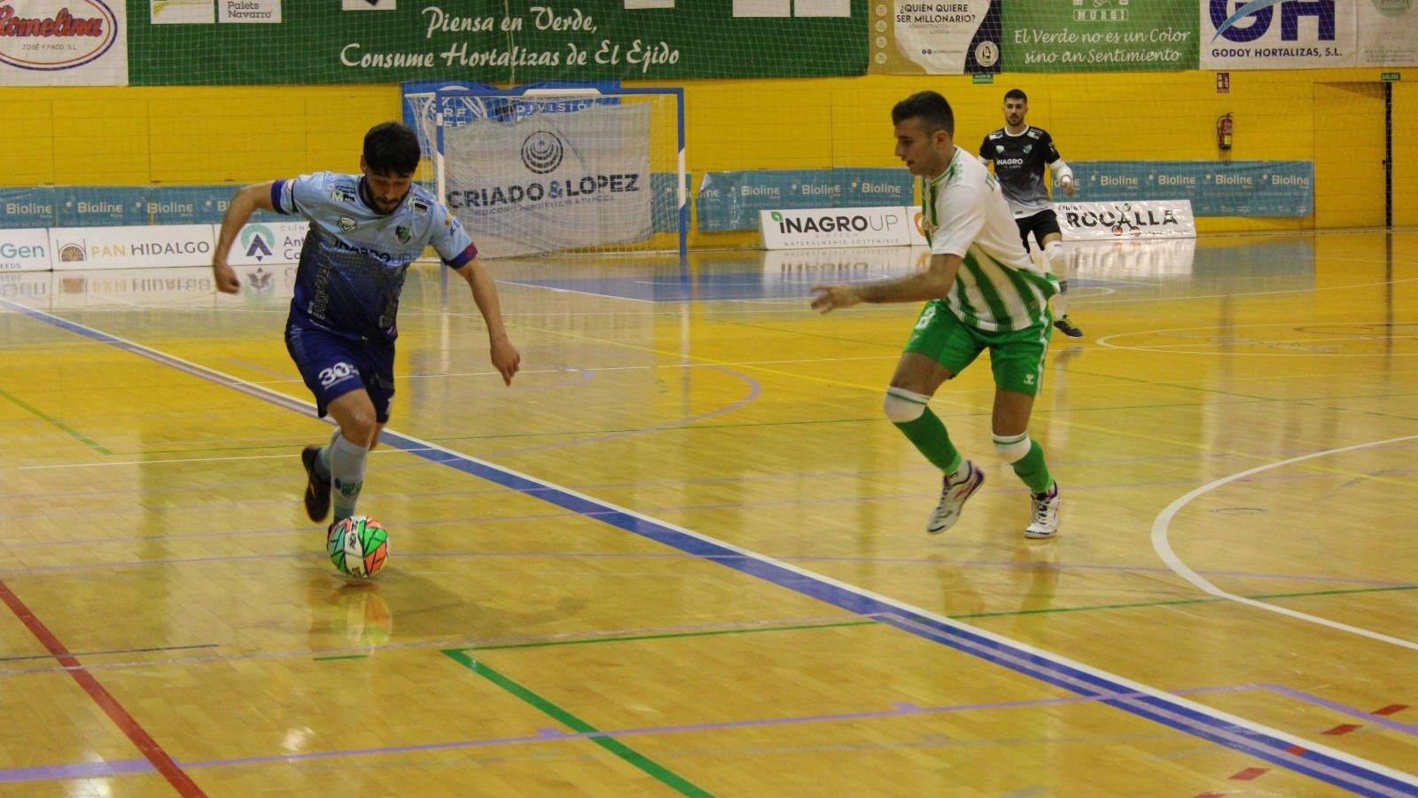 Un jugador celeste se marcha de un rival durante el encuentro de la primera vuelta.