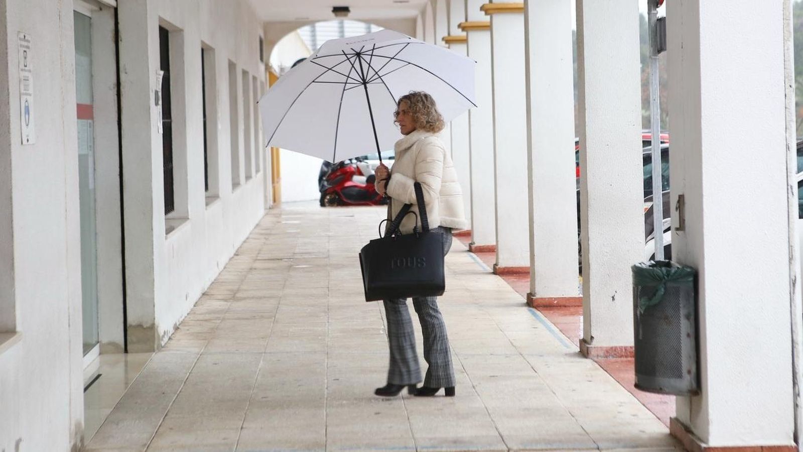 La secretaria municipal del Ayuntamiento sanroqueño, Ana Núñez, a su llegada al juzgado, este martes