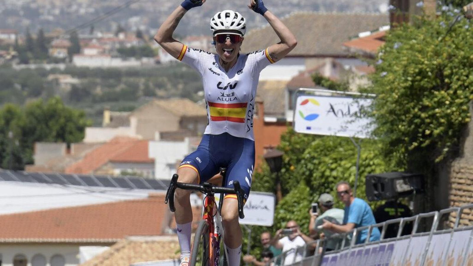 La española Mavi García al momento de cruzar la meta fina, la mallorquina se coloca como líder de la clasificación general después de la segunda etapa.