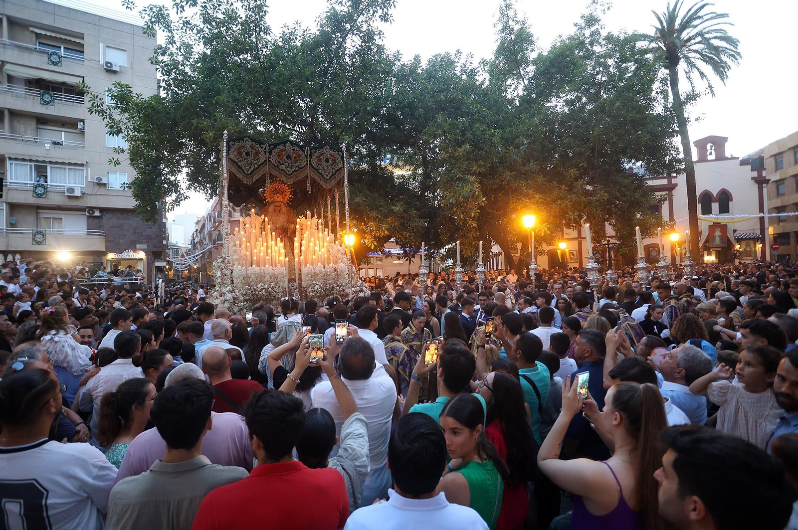 Imágenes de la procesión extraordinaria de la Virgen de la Esperanza por las calles de Huelva