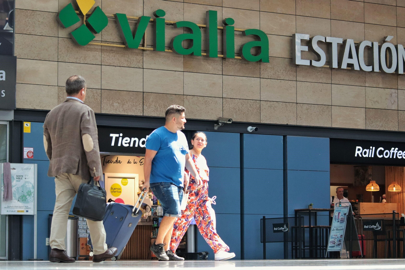 Así es el ambiente en la estación de Málaga este martes tras la cancelación de trenes.
