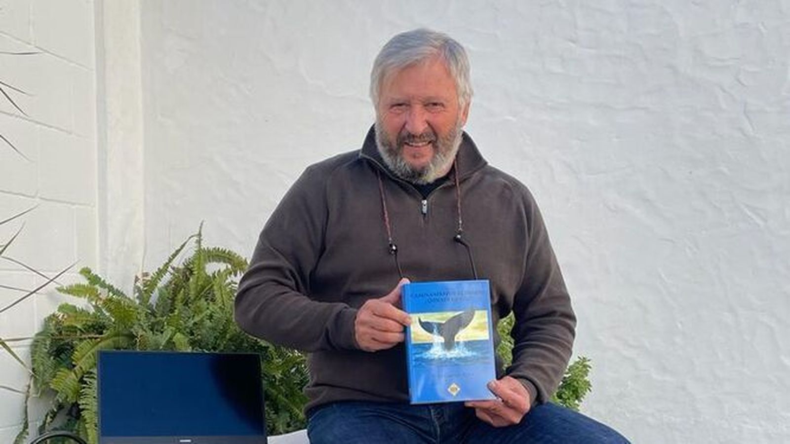 El biólogo Juan Carlos Neva, con el libro que completa la trilogía.