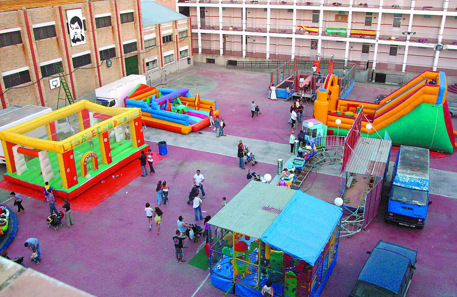 La verbena de María Auxiliadora en el patio de Salesianos Cádiz.