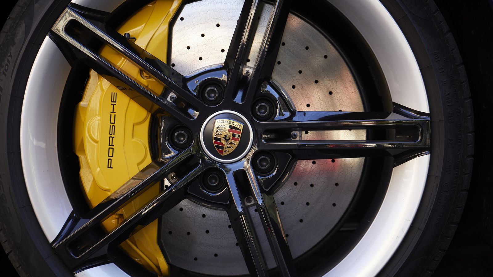 Los discos cerámicos son todo un lujo para el dinamismo que se incluyen de serie en la versión Turbo S del Porsche Taycan. No actúan inicialmente cuando se pisa el freno, situación en la que son los motores eléctricos los que retienen el coche; pero sí en una fase posterior. En todo caso, hay una enorme linealidad entre las dos fases.