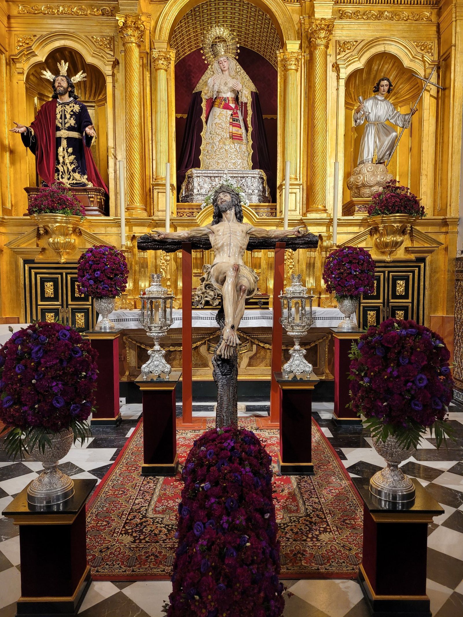 El Cristo de la Salud en el presbiterio de la capilla del Rosario