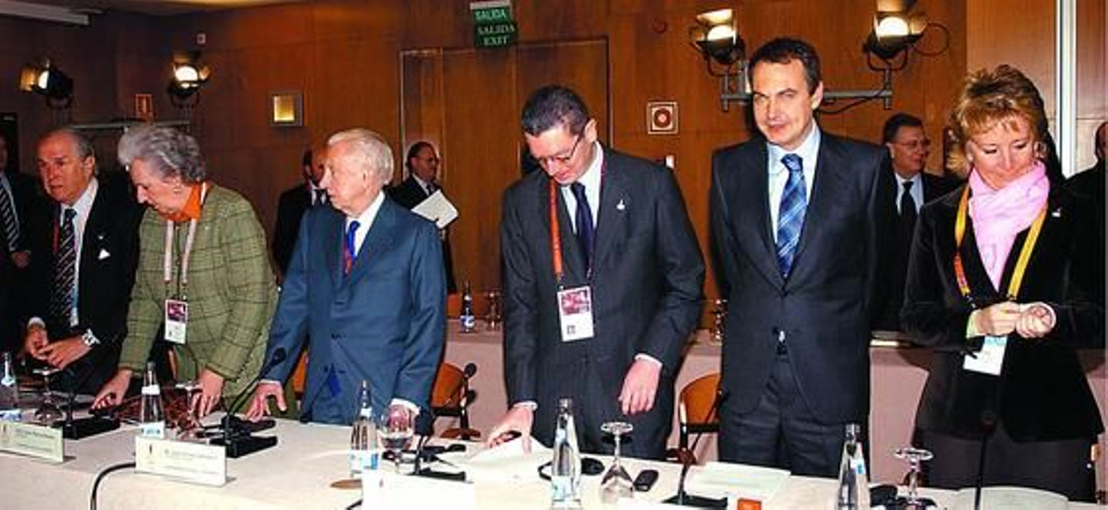 Juan Antonio Samaranch junto a Alberto Ruiz Gallardón, José Luis Rodríguez Zapatero y Esperanza Aguirre, a su izquierda; y junto a la infanta Pilar de Borbón y José María Echevarría, a su derecha; en 2005.

Foto: Bernardo Rodríguez / Efe