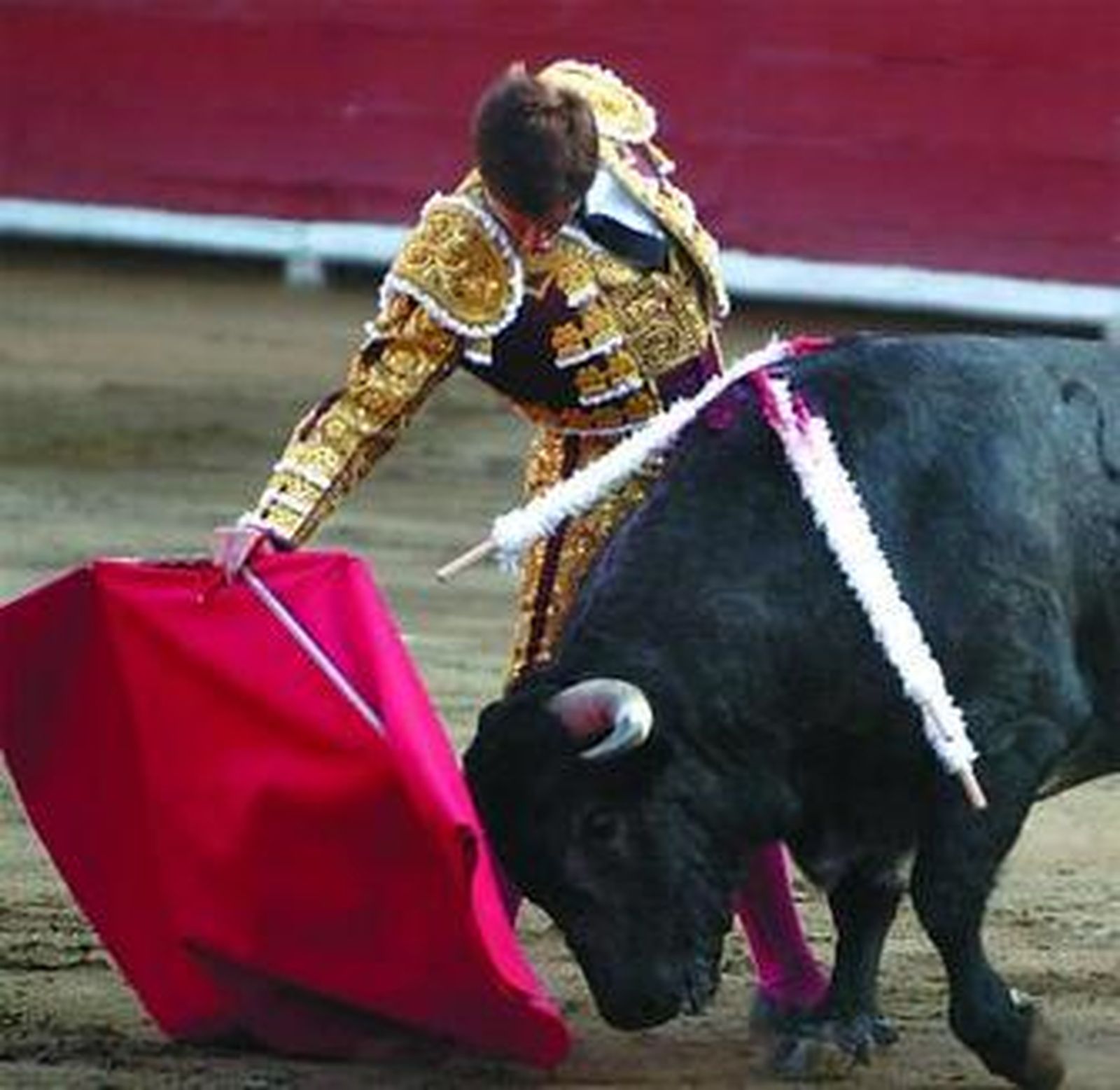 El Juli toreando con la mano derecha al segundo toro de su lote.