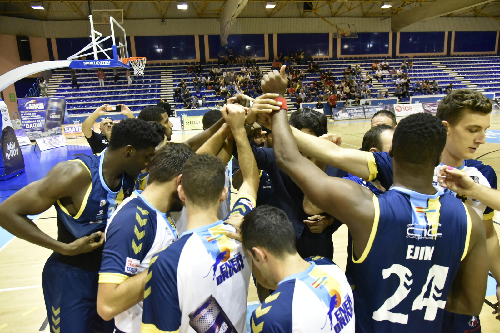 Jugadores y técnicos de Udea hacen piña antes de arrancar el partido con el Tizona