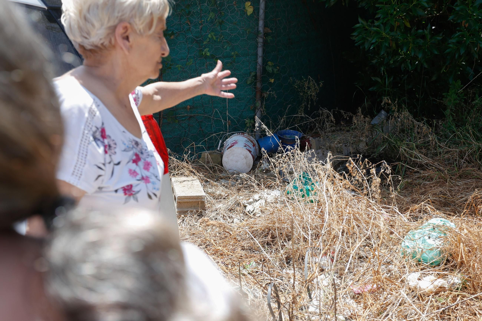 Escombros y suciedad en el descampado de la calle La Perlita.