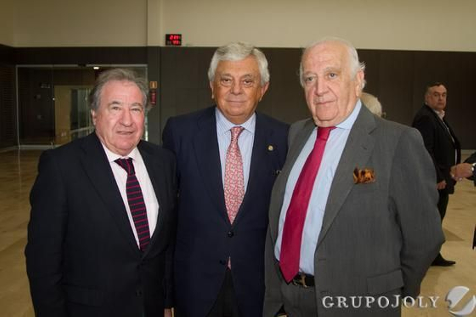 Los empresarios Manuel Muñoz y José Cañete y, en el centro, Francisco Herrero, presidente de la Cámara de Comercio de Sevilla.

Foto: Juan Carlos Vázquez/ Victoria Hidalgo