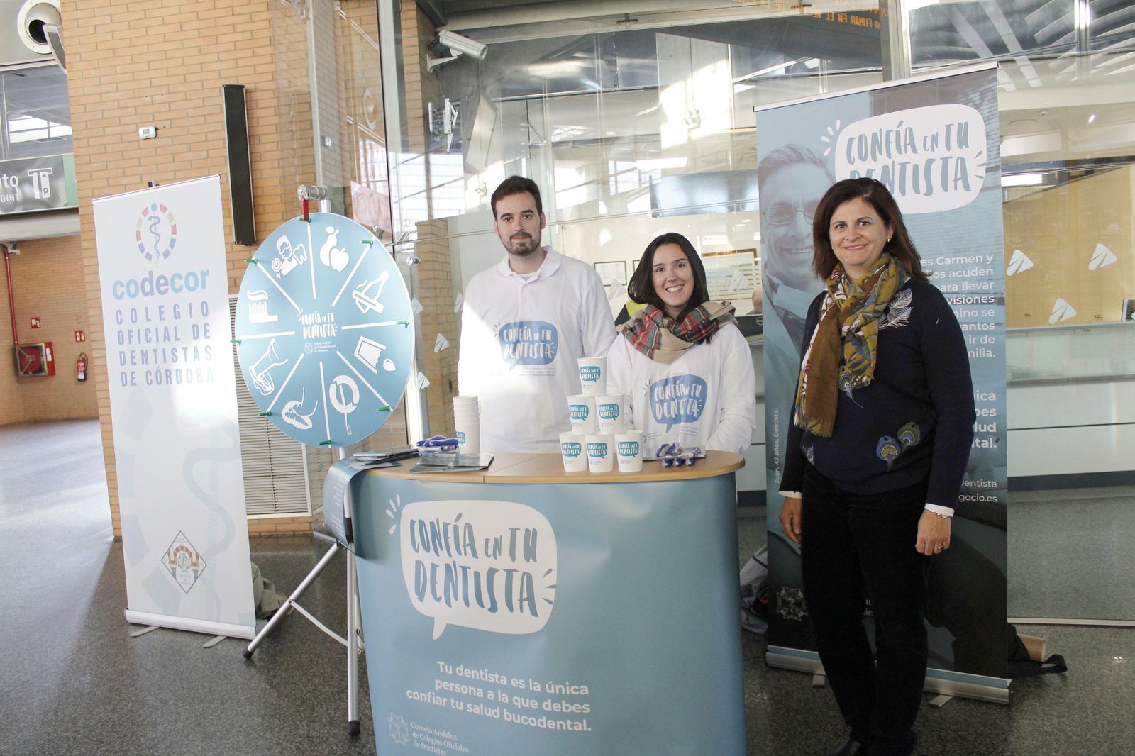 Leticia Rodríguez, junto a los voluntarios.