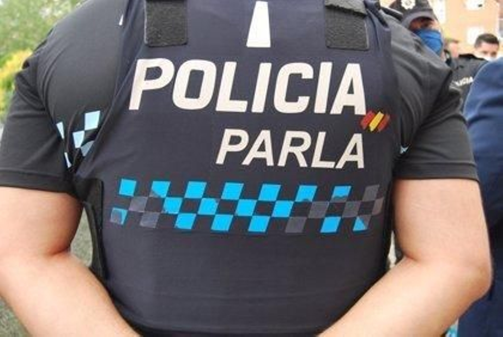 Un policía se lanza a un pozo de tres metros para salvar a un perro que se ahogaba