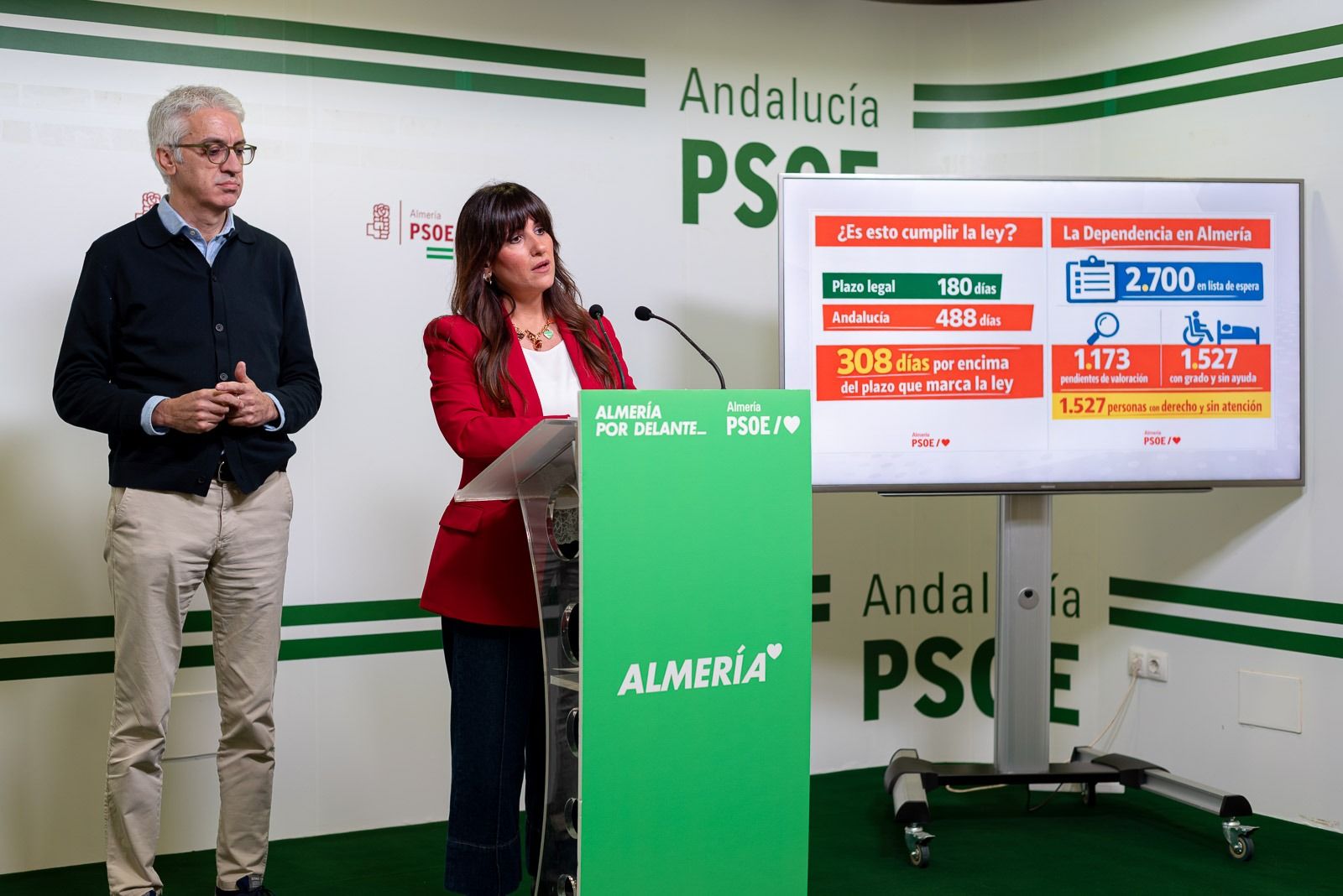 La diputada socialista por Almería en el Congreso, Inés Plaza, y el secretario de Servicios Sociales de la Ejecutiva provincial del PSOE, Manolo Vallejo,