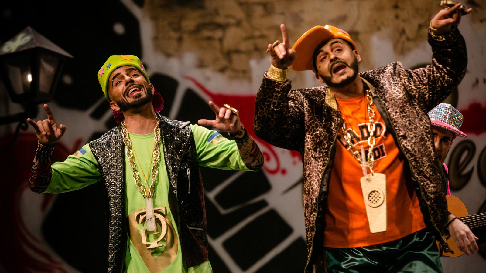 La chirigota sevillana 'Daddy Cadi' cantando en el Gran Teatro Falla.