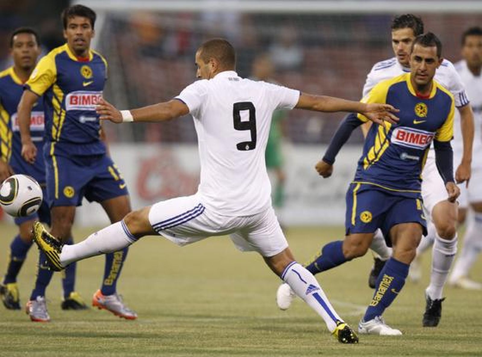 La era de Mourinho con el Real Madrid comenzó de forma triunfal después que el equipo español venciese por 2-3 a las Águilas del América de México, en partido amistoso disputado en el Candlestick Park de San Francisco.

Foto: REUTER