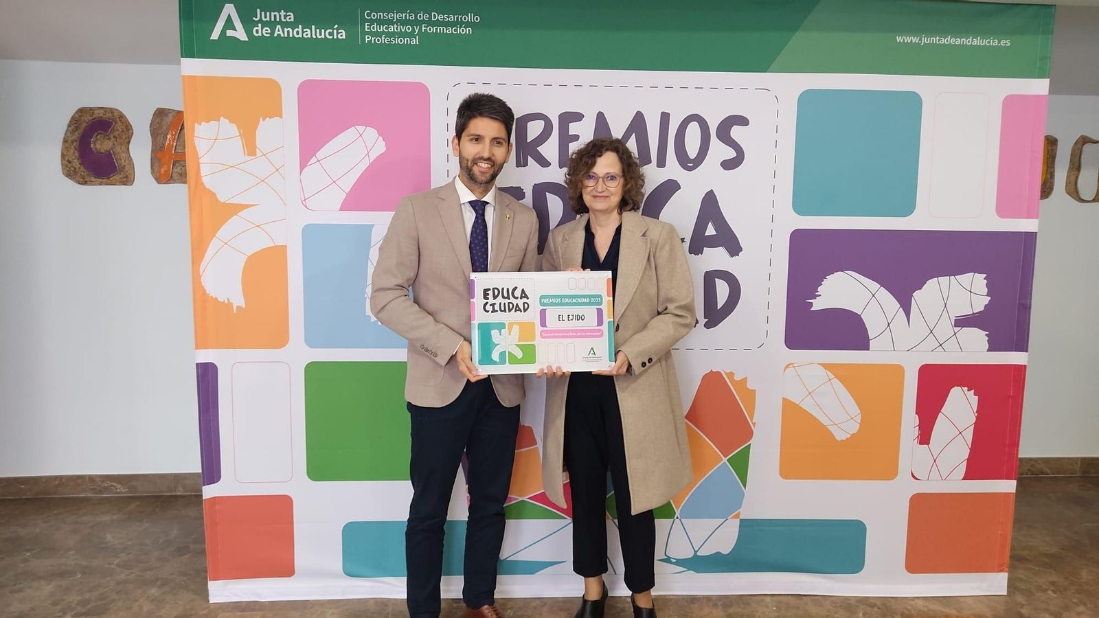 El concejal Javier Rodríguez recoge el Premio Educaciudad 2023 en Coín (Málaga).